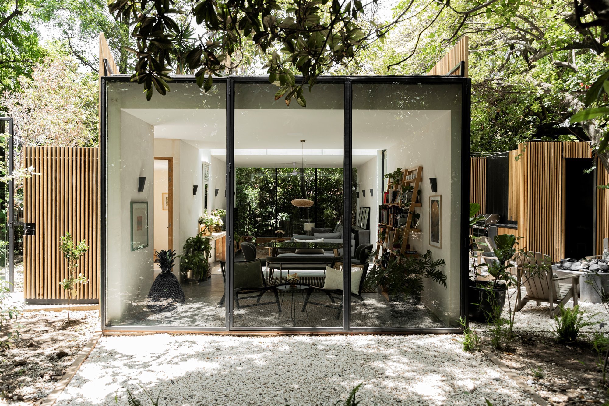 Casa moderna en Mexico rodeada de vegetacion en la selva patio interior
