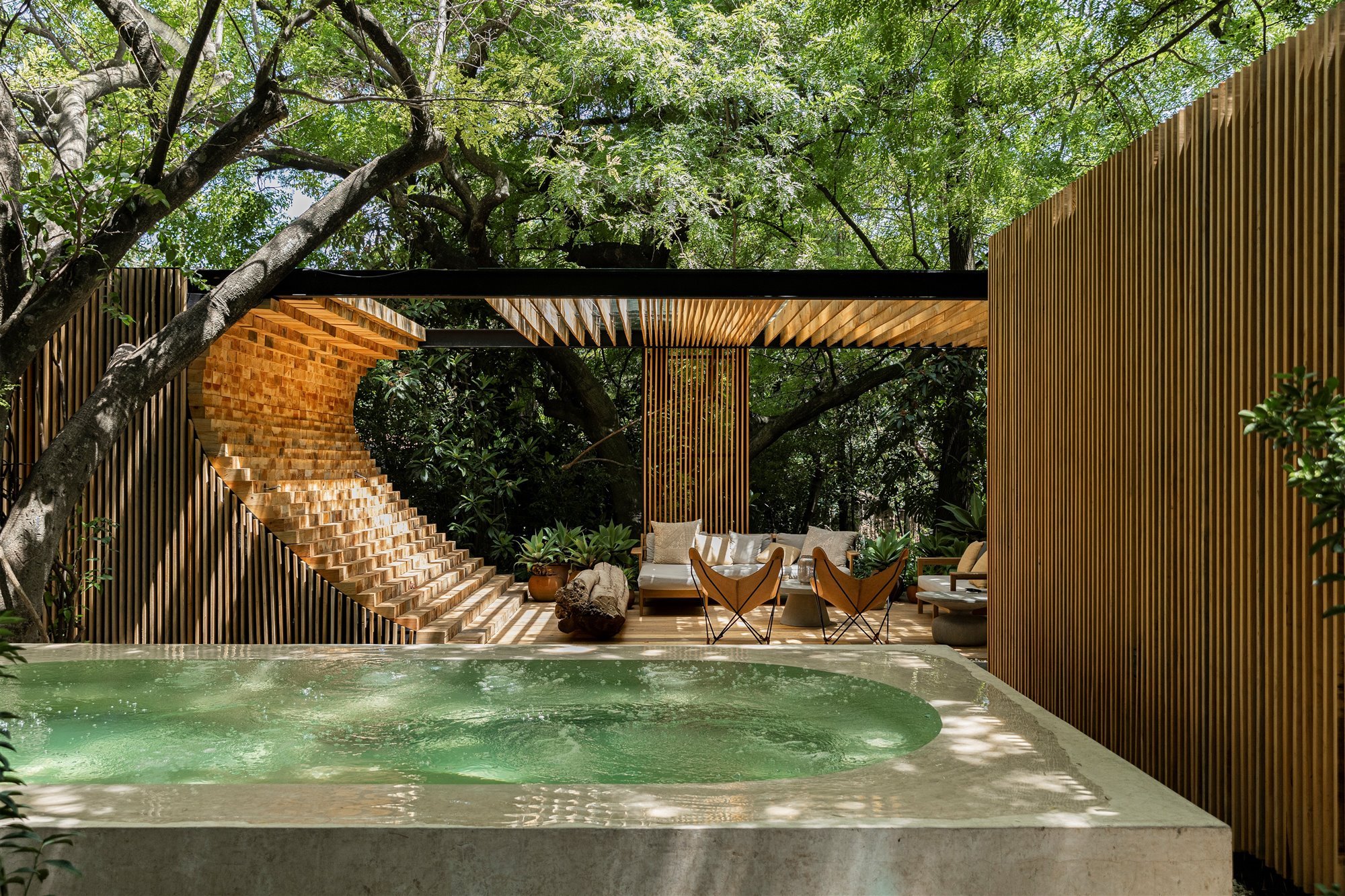 Casa moderna en Mexico rodeada de vegetacion en la selva piscina con tumbonas