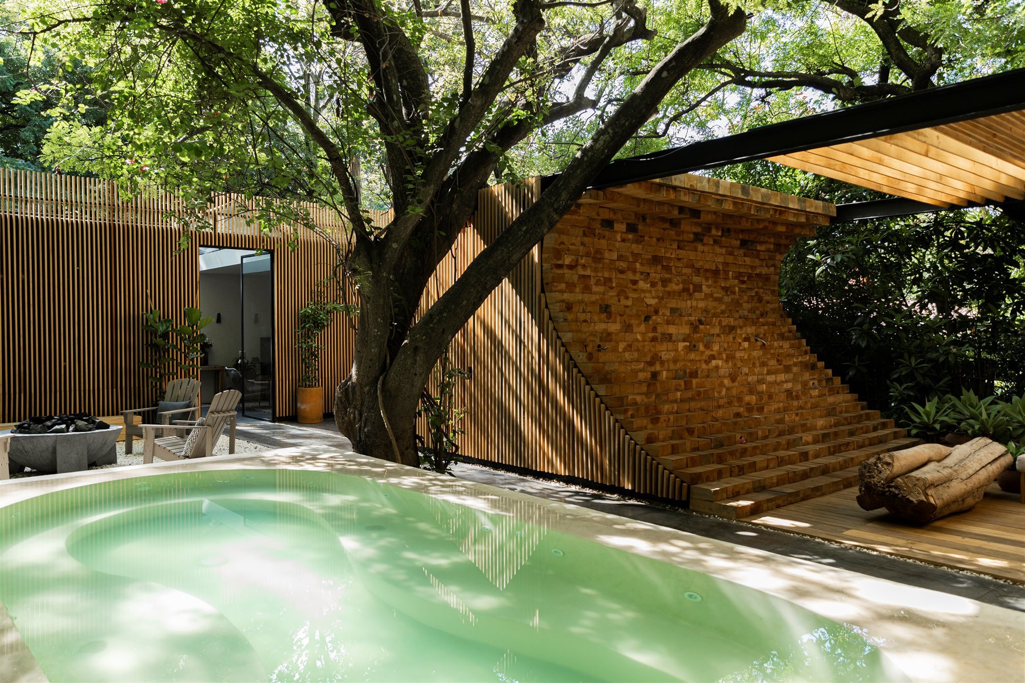 Casa moderna en Mexico rodeada de vegetacion en la selva piscina