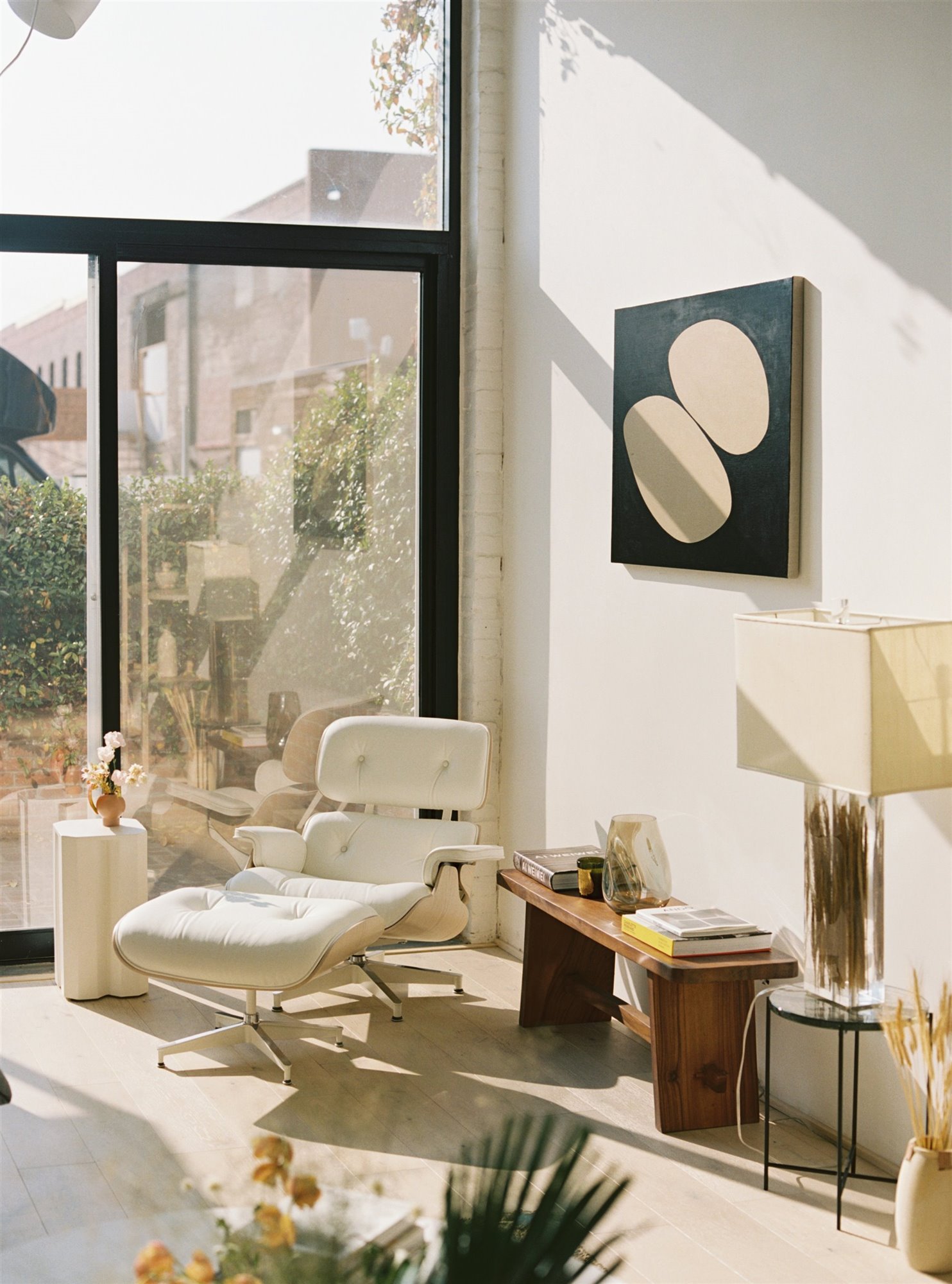 Estudio loft en Nueva York con decoracion de interiores en color beige butaca blanca junto a la ventana