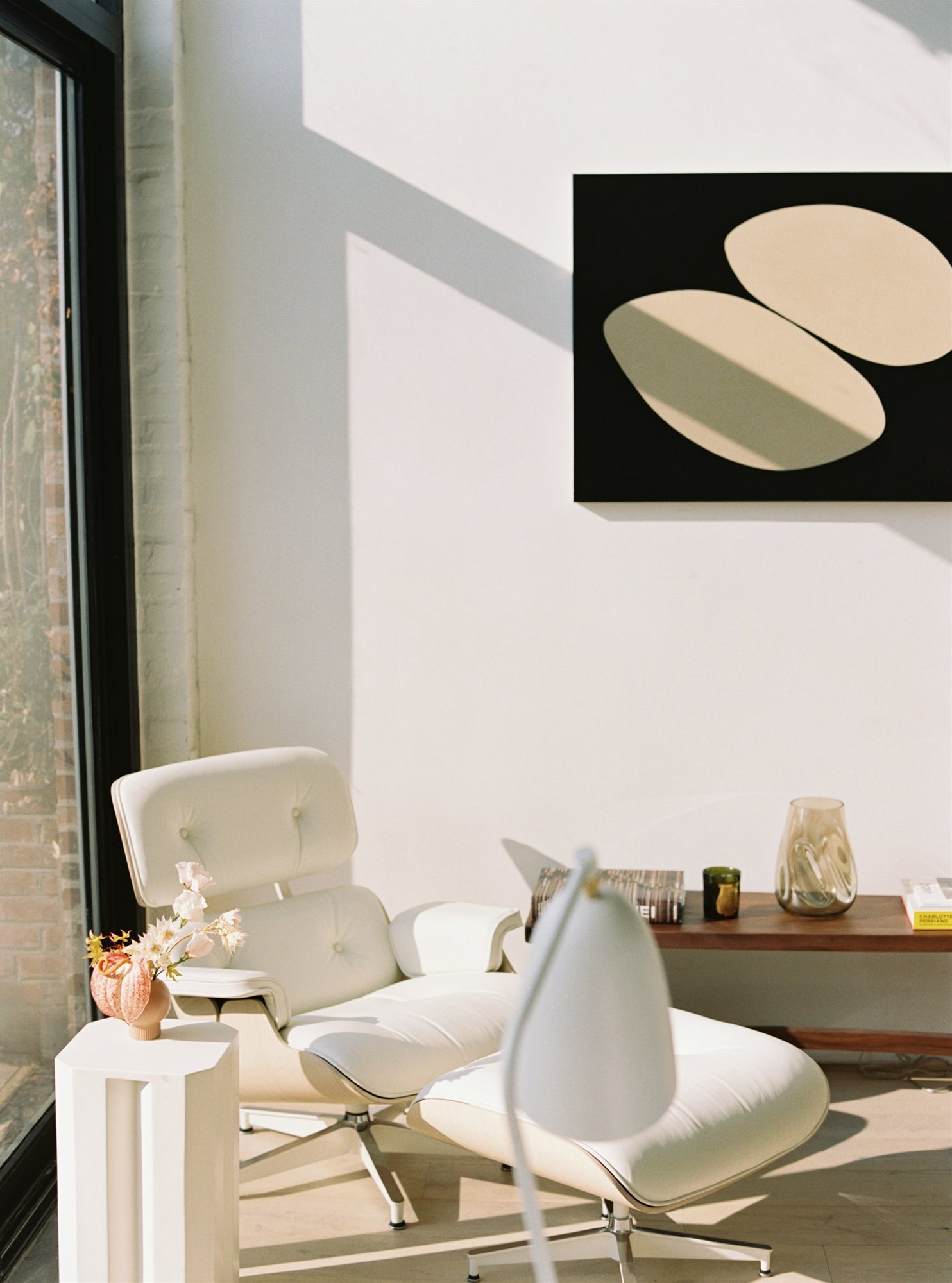 Estudio loft en Nueva York con decoracion de interiores en color beige butaca blanca