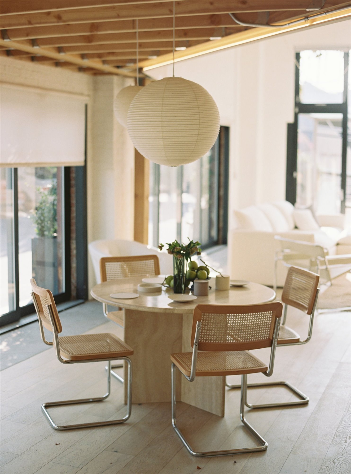 Estudio loft en Nueva York con decoracion de interiores en color beige comedor