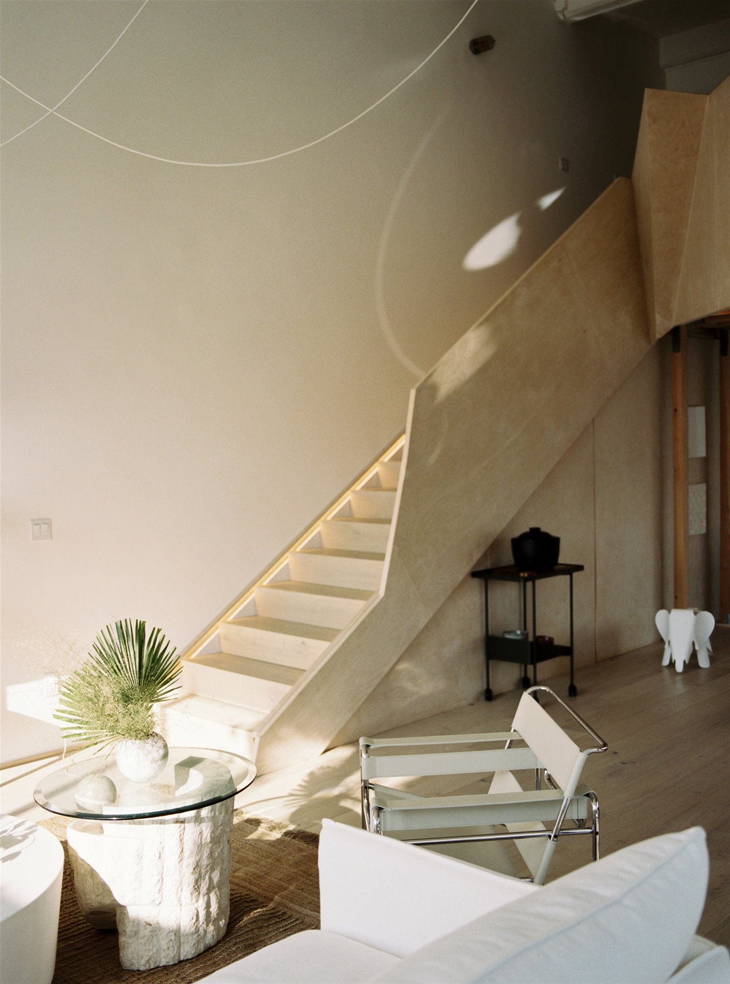 Estudio loft en Nueva York con decoracion de interiores en color beige escalera