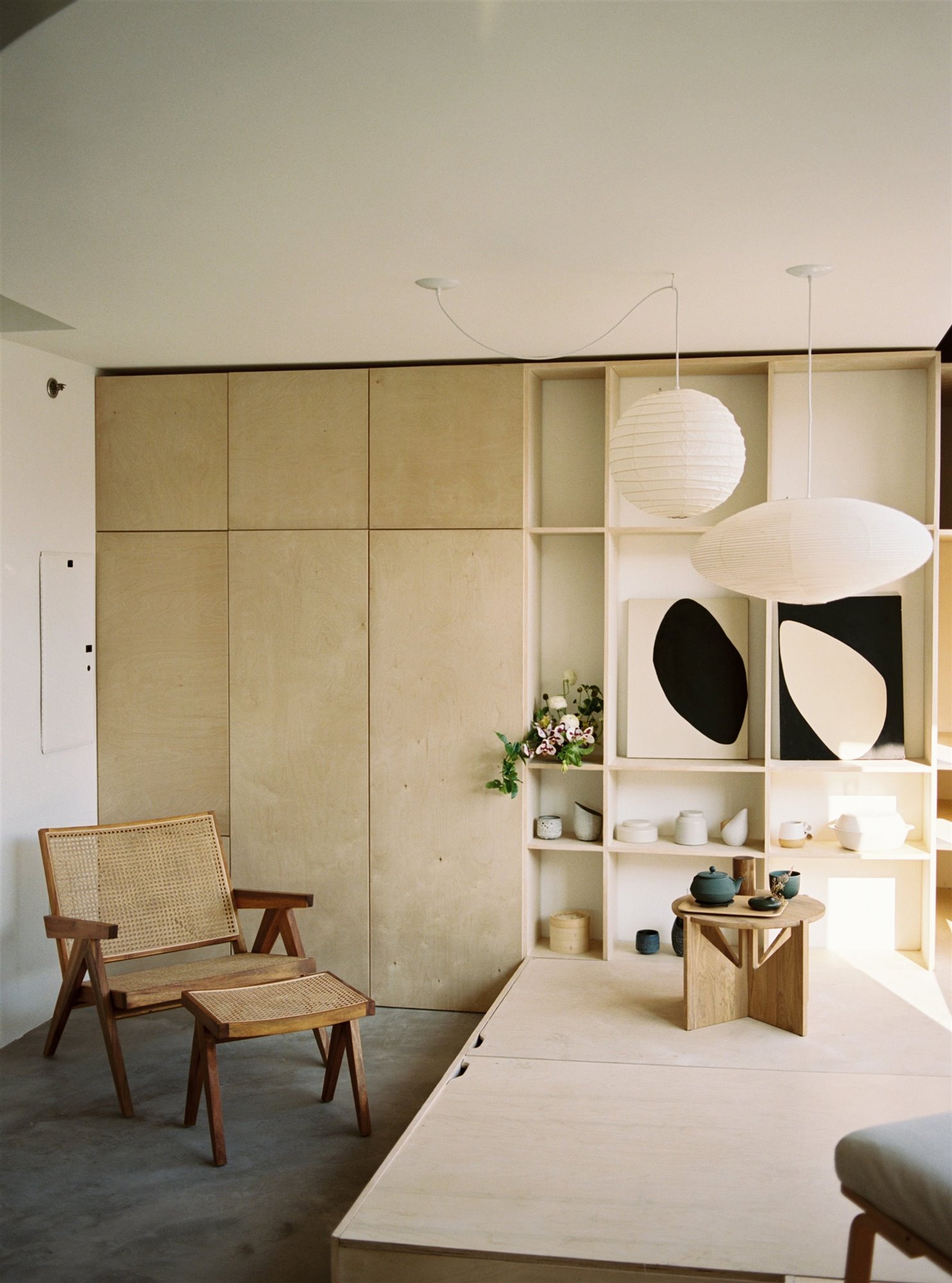 Estudio loft en Nueva York con decoracion de interiores en color beige estudio con butaca de madera