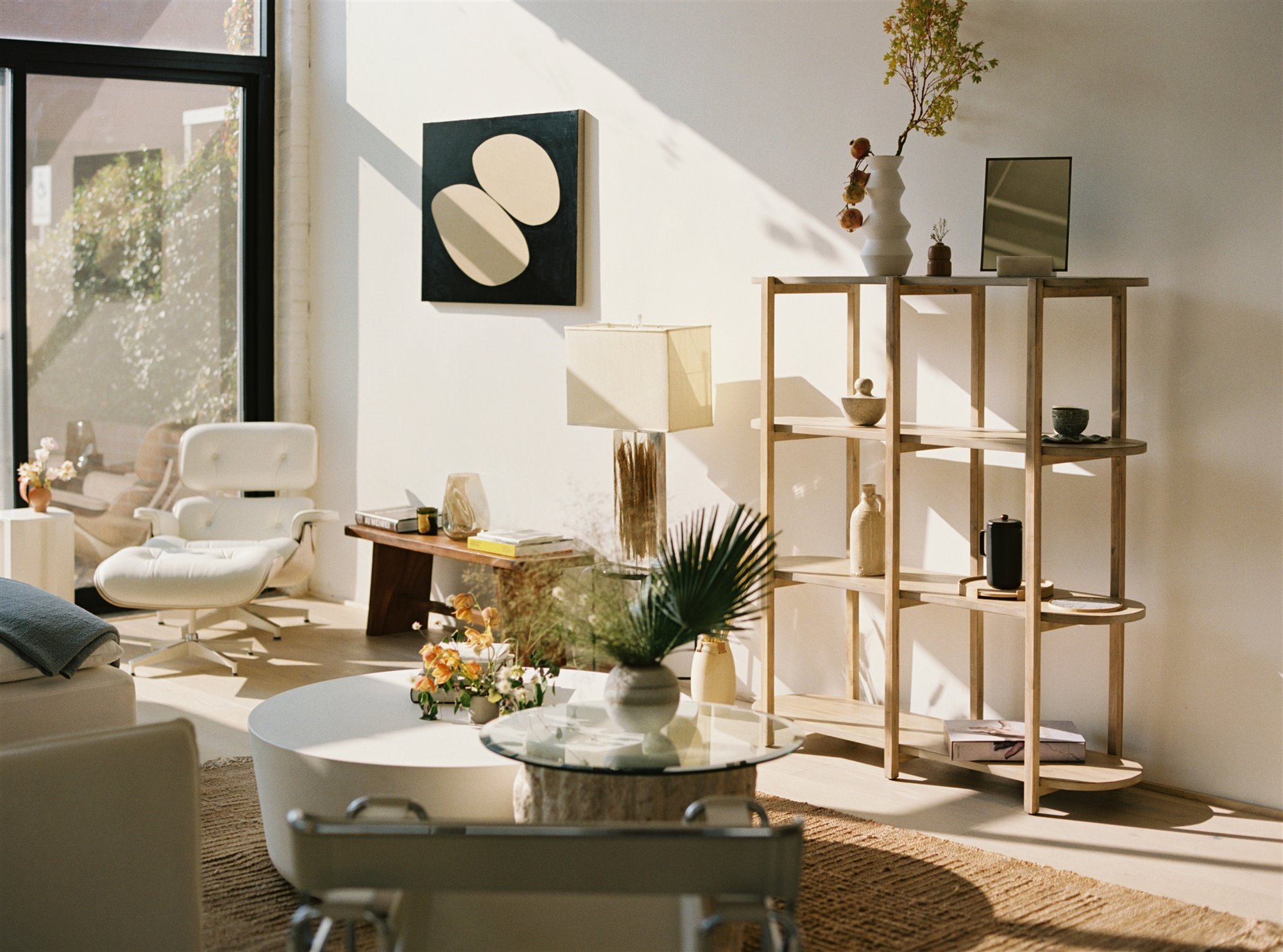 Estudio loft en Nueva York con decoracion de interiores en color beige salon con estanteria