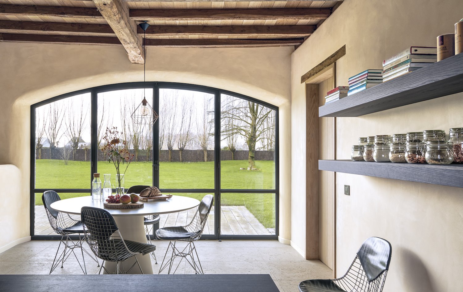 Cocina con vigas de madera. 3. Espacio amplio y acogedor
