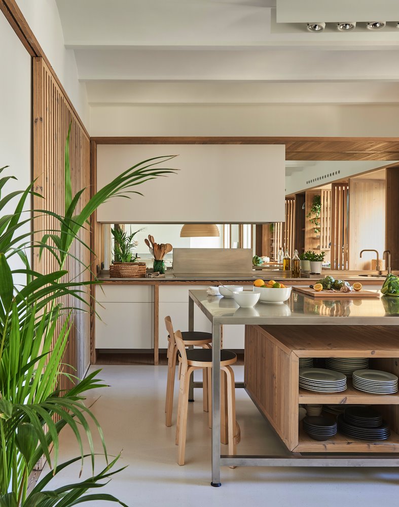 Cocina hecha con muebles a medida de madera. 4. ¿La principal ventaja? La personalización