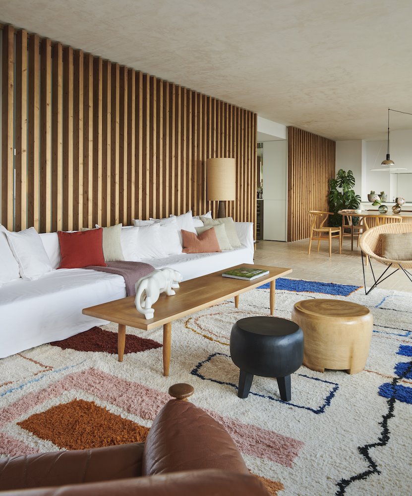 Salon con separadores de madera hechos a medida. 5. ¿Otras ventajas? La unificación