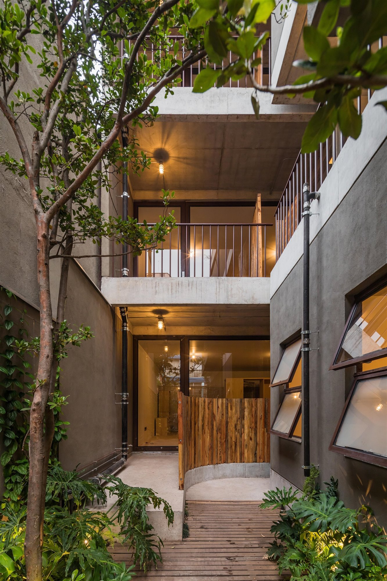 Apartamentos moderns en Mexico de lujo con interiores de madera entrada con parking de bicis