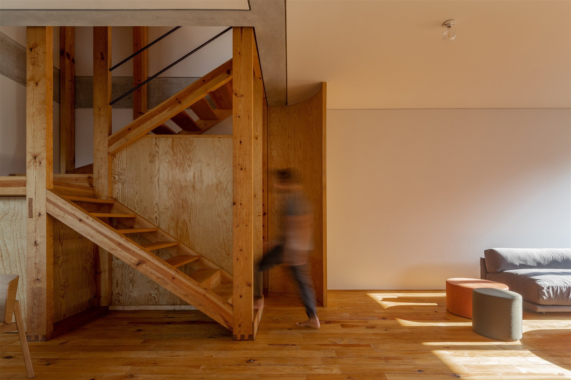 Apartamentos moderns en Mexico de lujo con interiores de madera escaleras de acceso