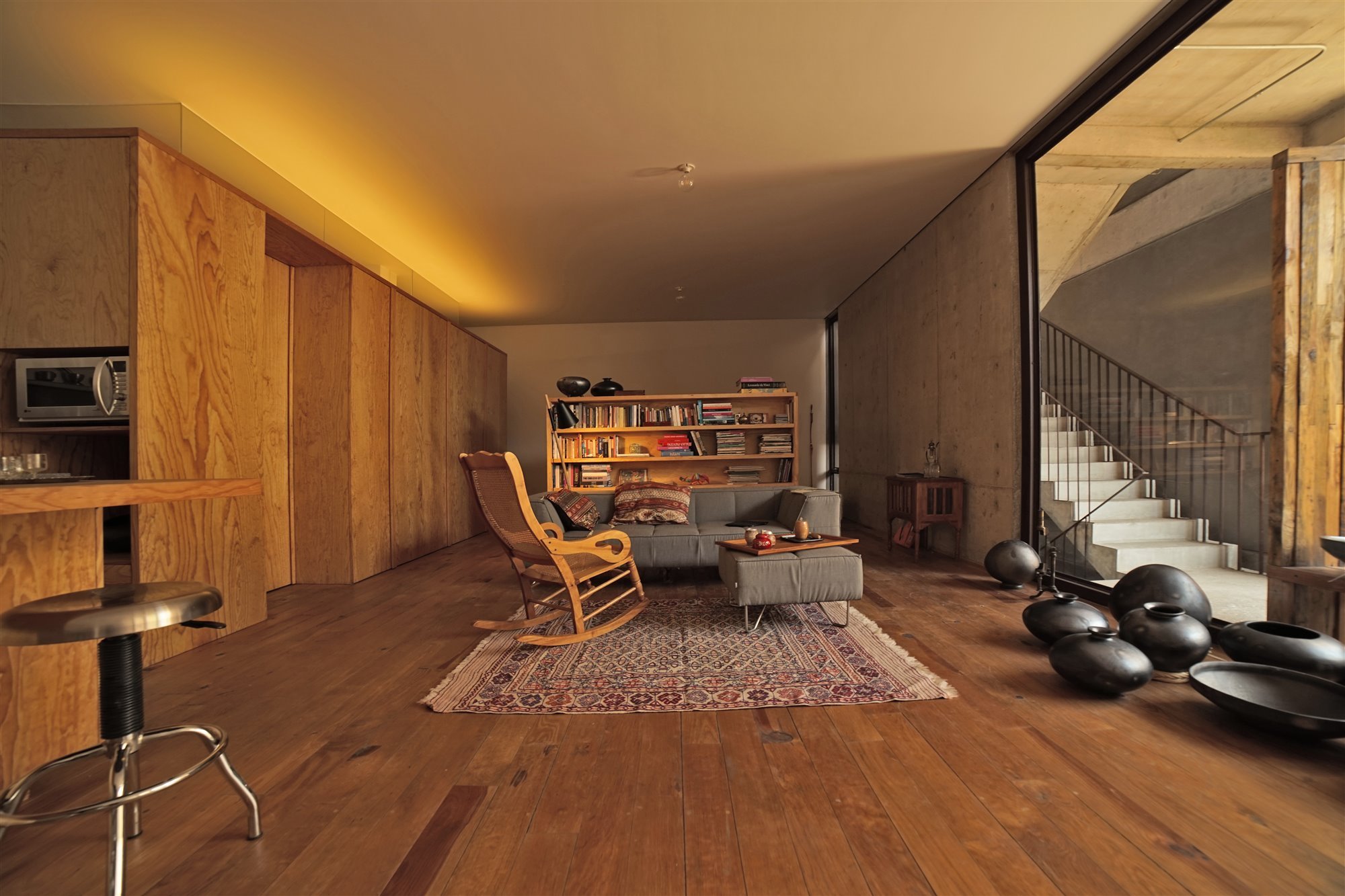 Apartamentos moderns en Mexico de lujo con interiores de madera salon con butaca mecedora
