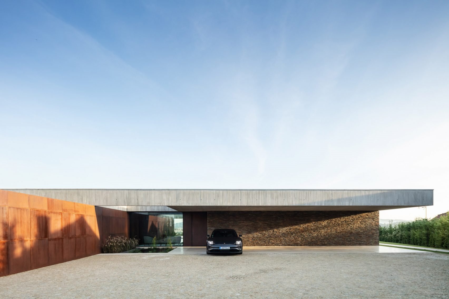 Casa moderna de hormigon en Braga aparcamiento