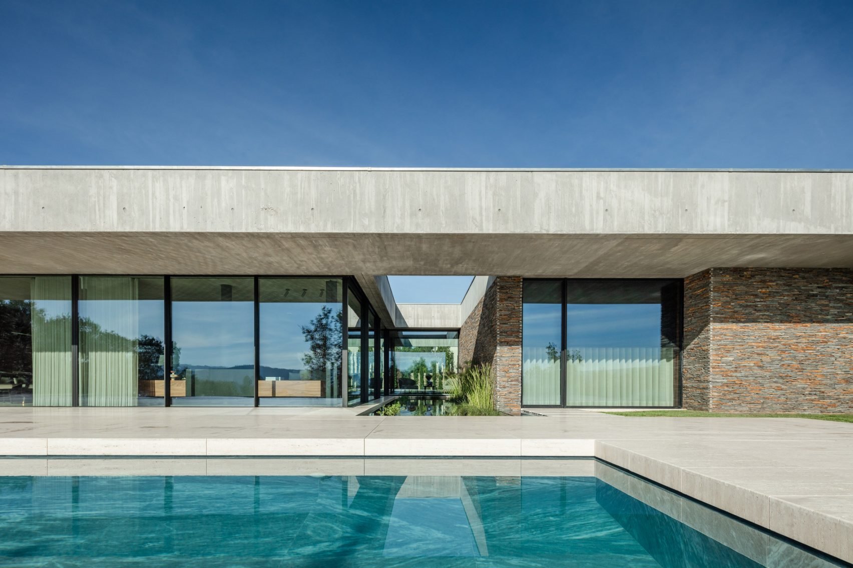 Casa moderna de hormigon en Braga con piscina fachada