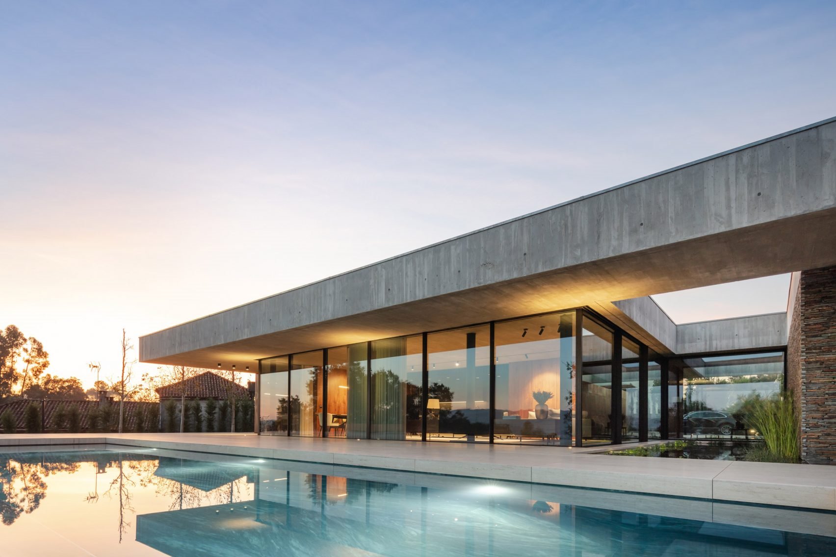 Casa moderna de hormigon en Braga fachada al anochecer