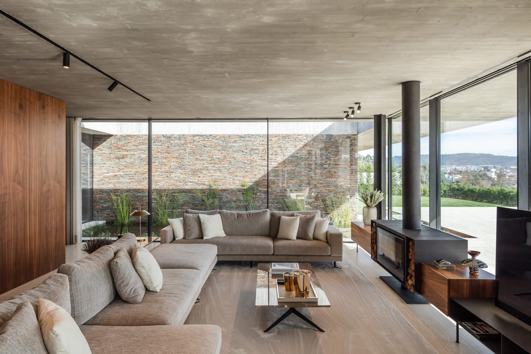 Casa moderna de hormigon en Braga salon con chimenea