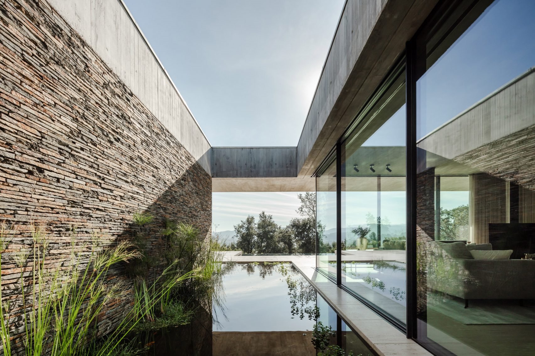 Casa moderna de hormigon en Braga volumenes con ladrillo