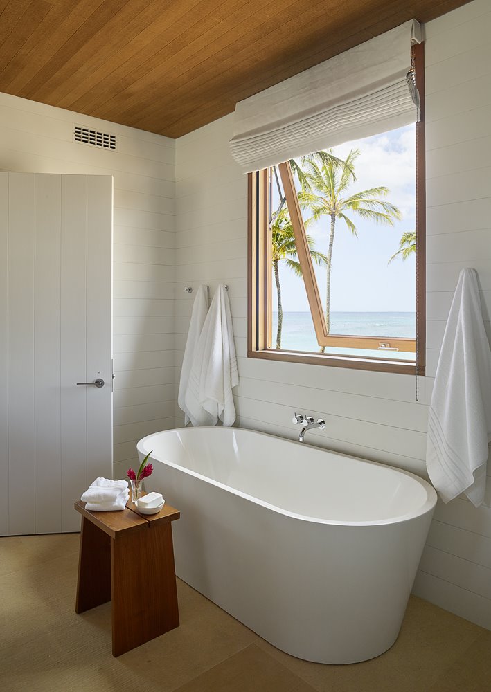 Casa moderna de hormigon y madera en Hawaii con vistas al mar baño