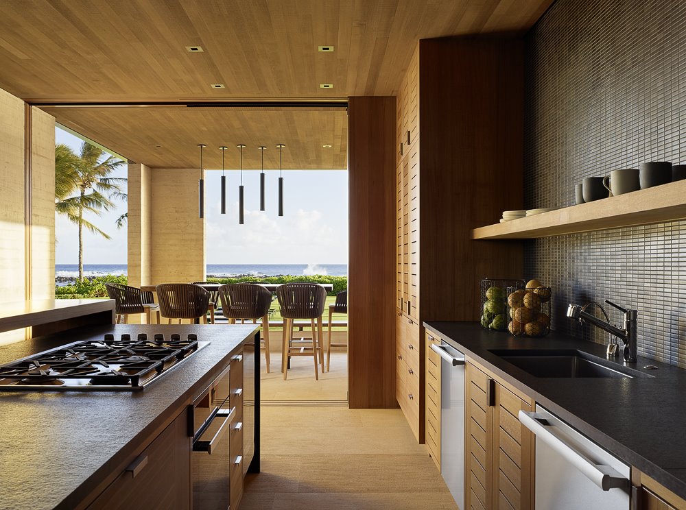 Casa moderna de hormigon y madera en Hawaii con vistas al mar cocina