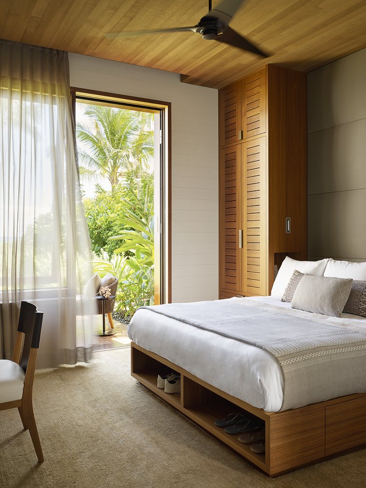 Casa moderna de hormigon y madera en Hawaii con vistas al mar dormitorio