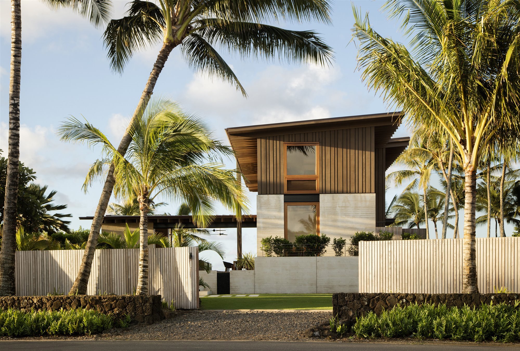 Casa moderna de hormigon y madera en Hawaii con vistas al mar entrada