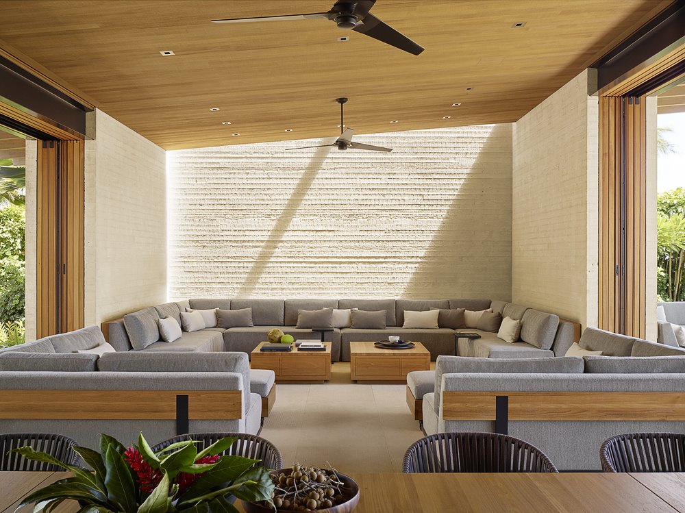 Casa moderna de hormigon y madera en Hawaii con vistas al mar salon abierto al exterior