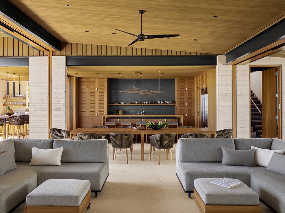 Casa moderna de hormigon y madera en Hawaii con vistas al mar salon
