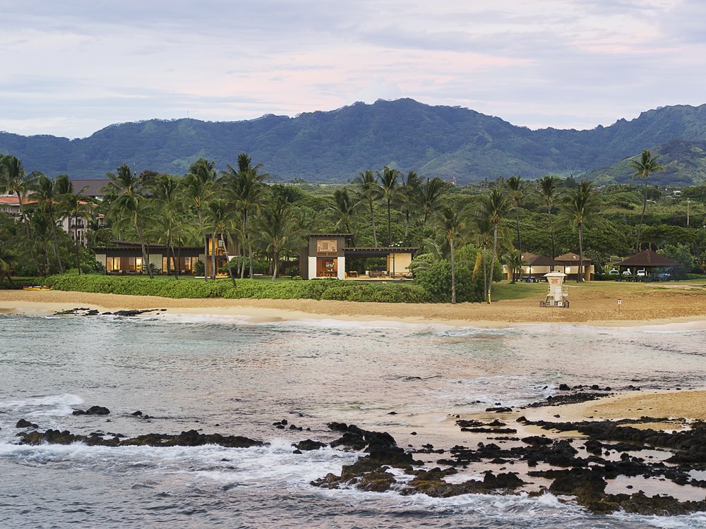 Casa moderna de hormigon y madera en Hawaii con vistas al mar vista desde la playa