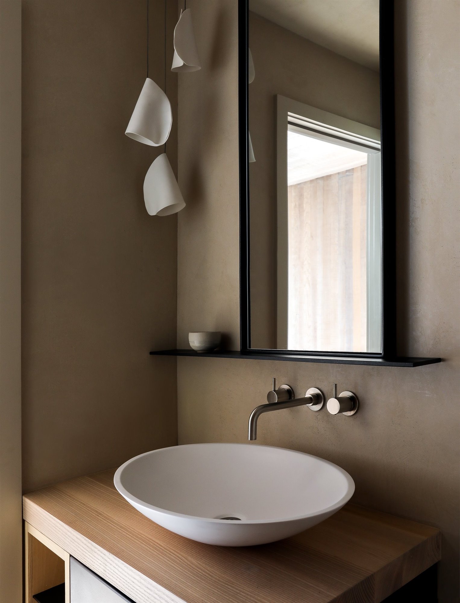 Casa moderna de madera con techo a dos aguas baño