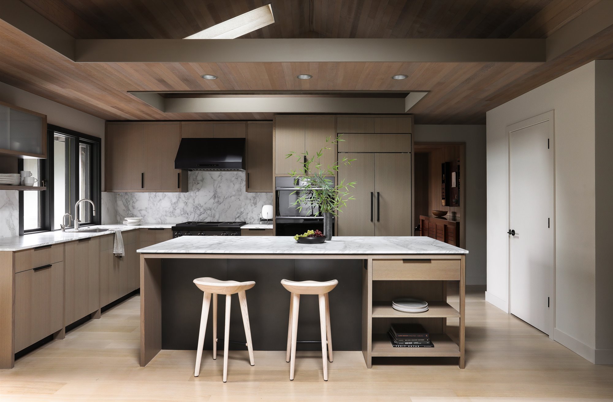 Casa moderna de madera con techo a dos aguas cocina con barra y taburetes