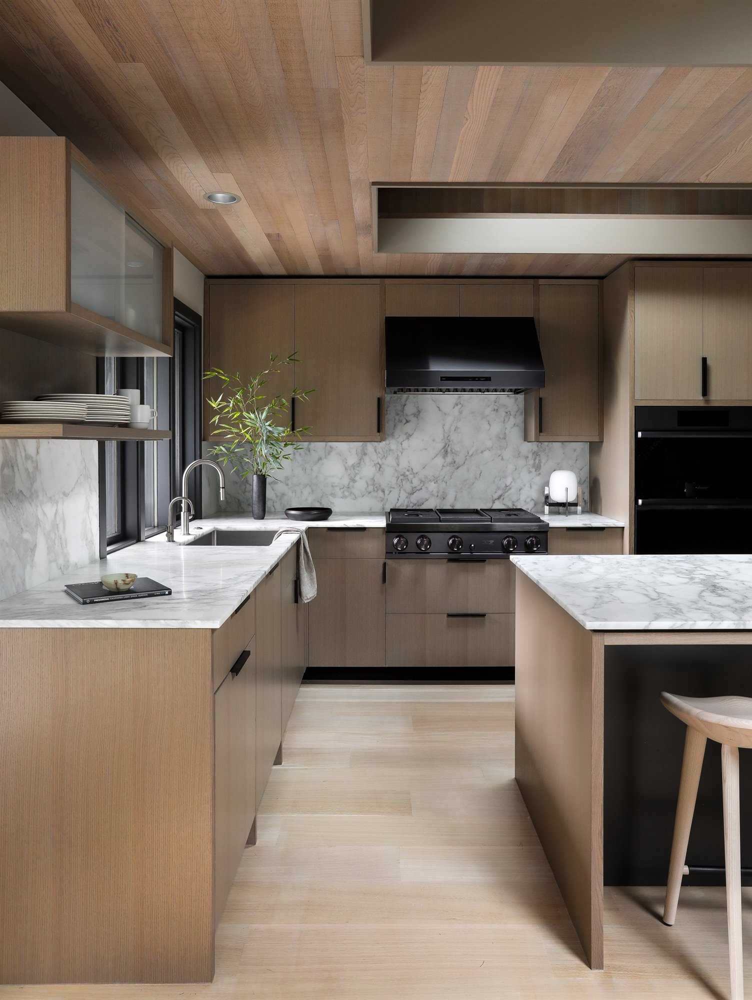 Casa moderna de madera con techo a dos aguas cocina