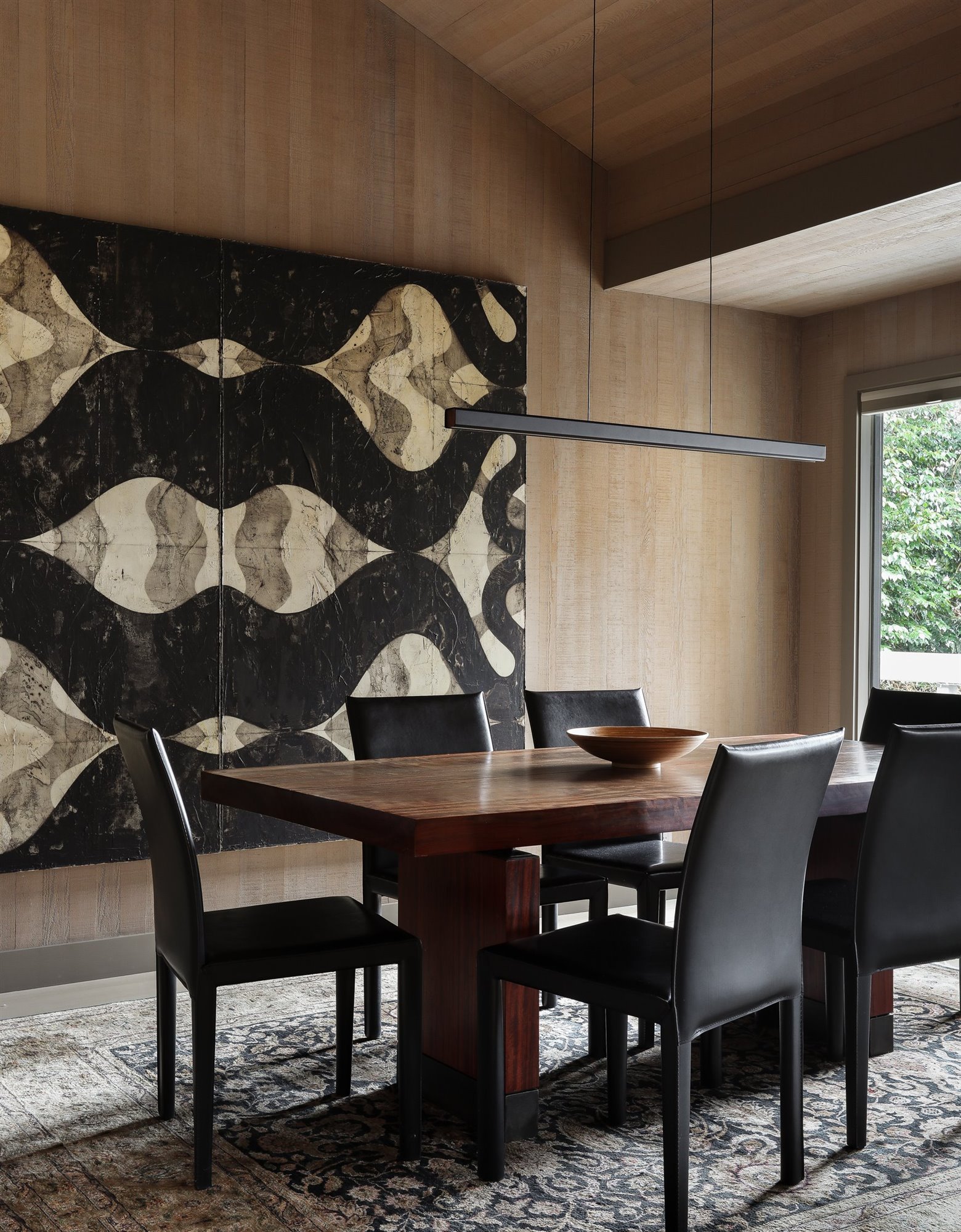 Casa moderna de madera con techo a dos aguas comedor