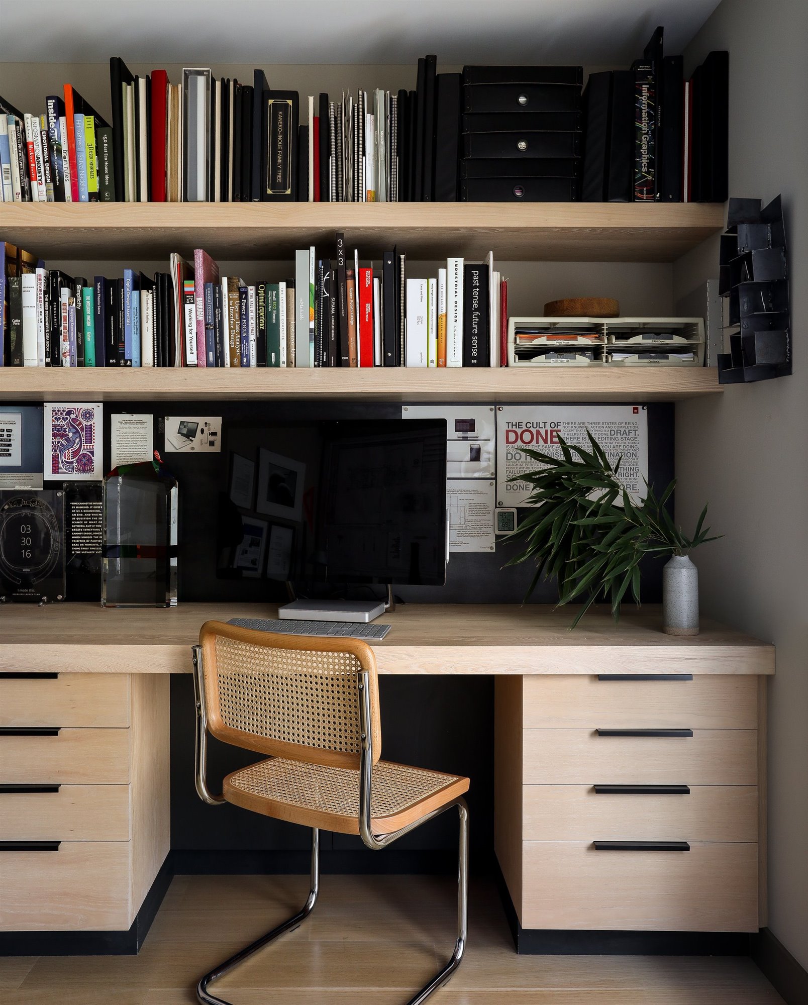 Casa moderna de madera con techo a dos aguas estudio