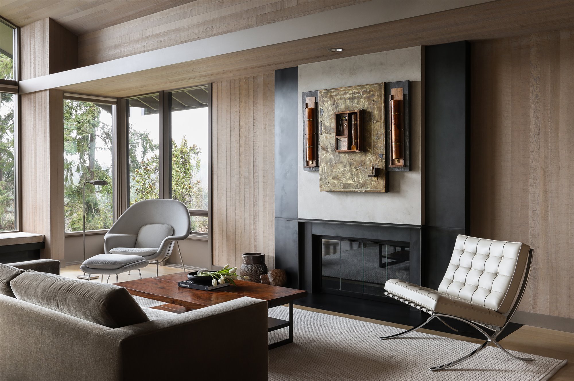 Casa moderna de madera con techo a dos aguas salon con butacas