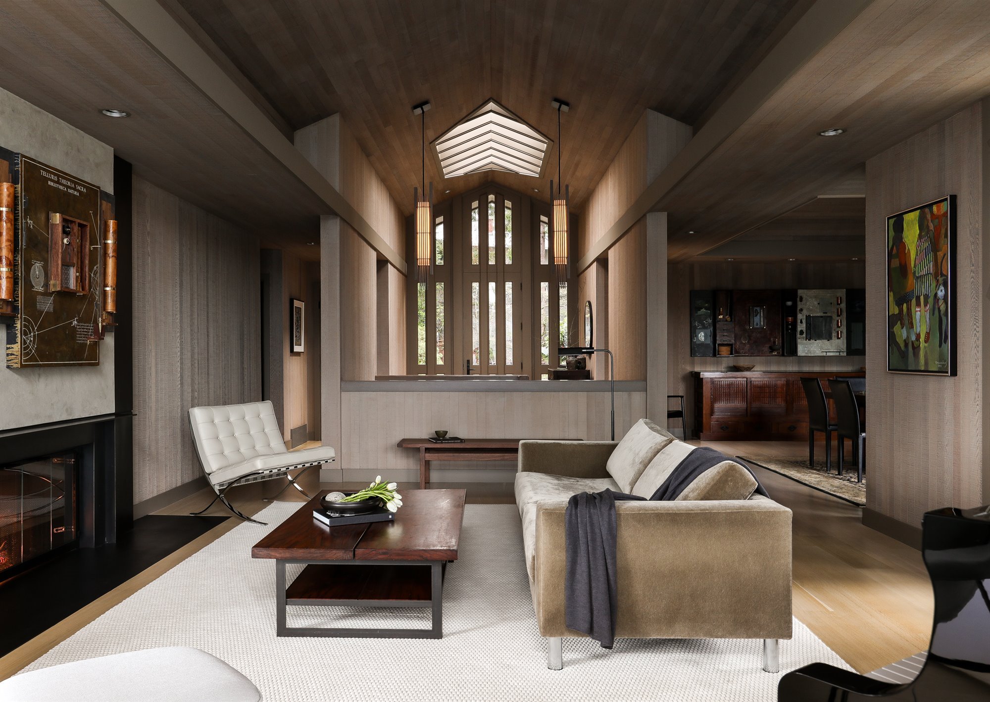 Casa moderna de madera con techo a dos aguas salon con sofa de terciopelo