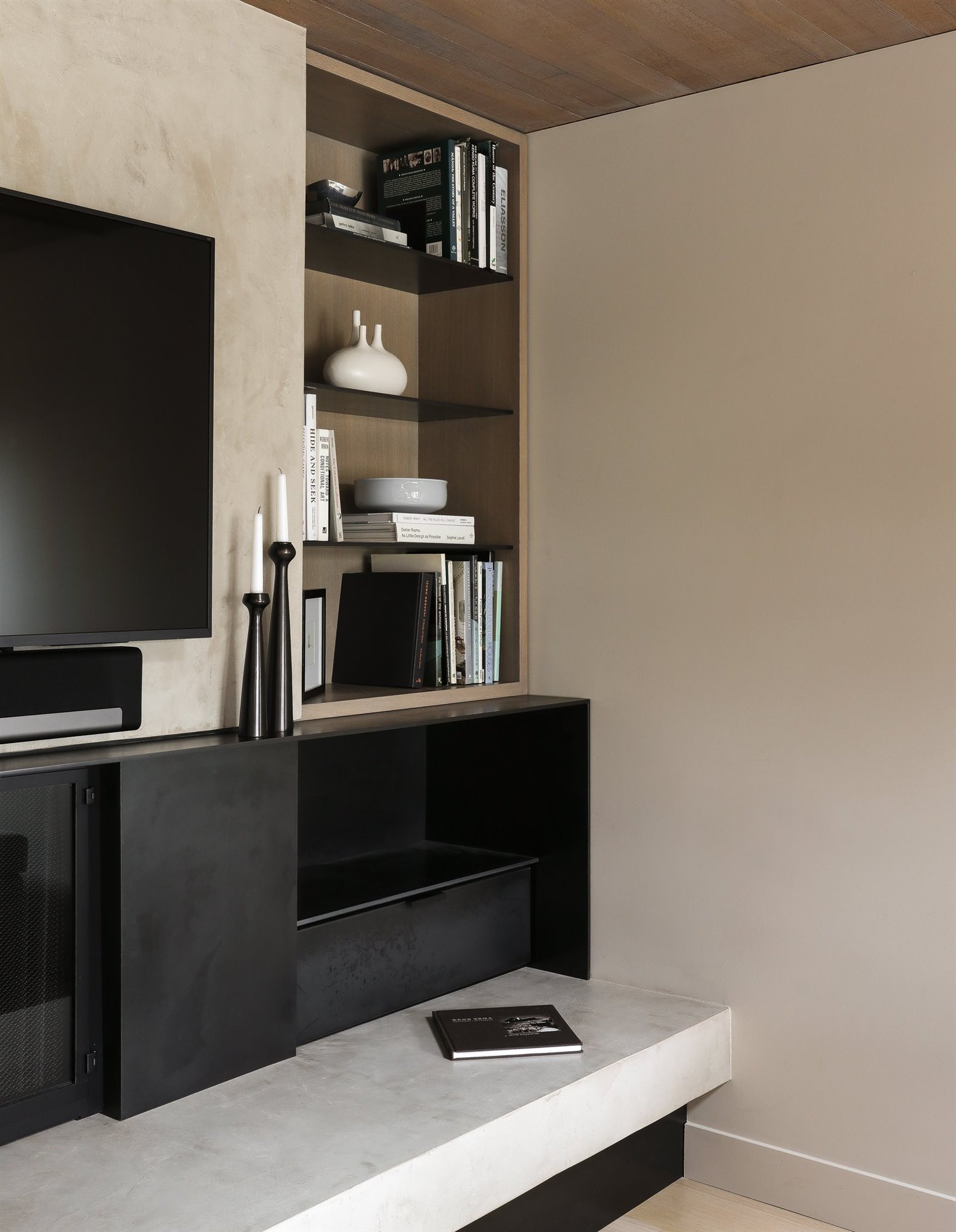 Casa moderna de madera con techo a dos aguas salon con tv