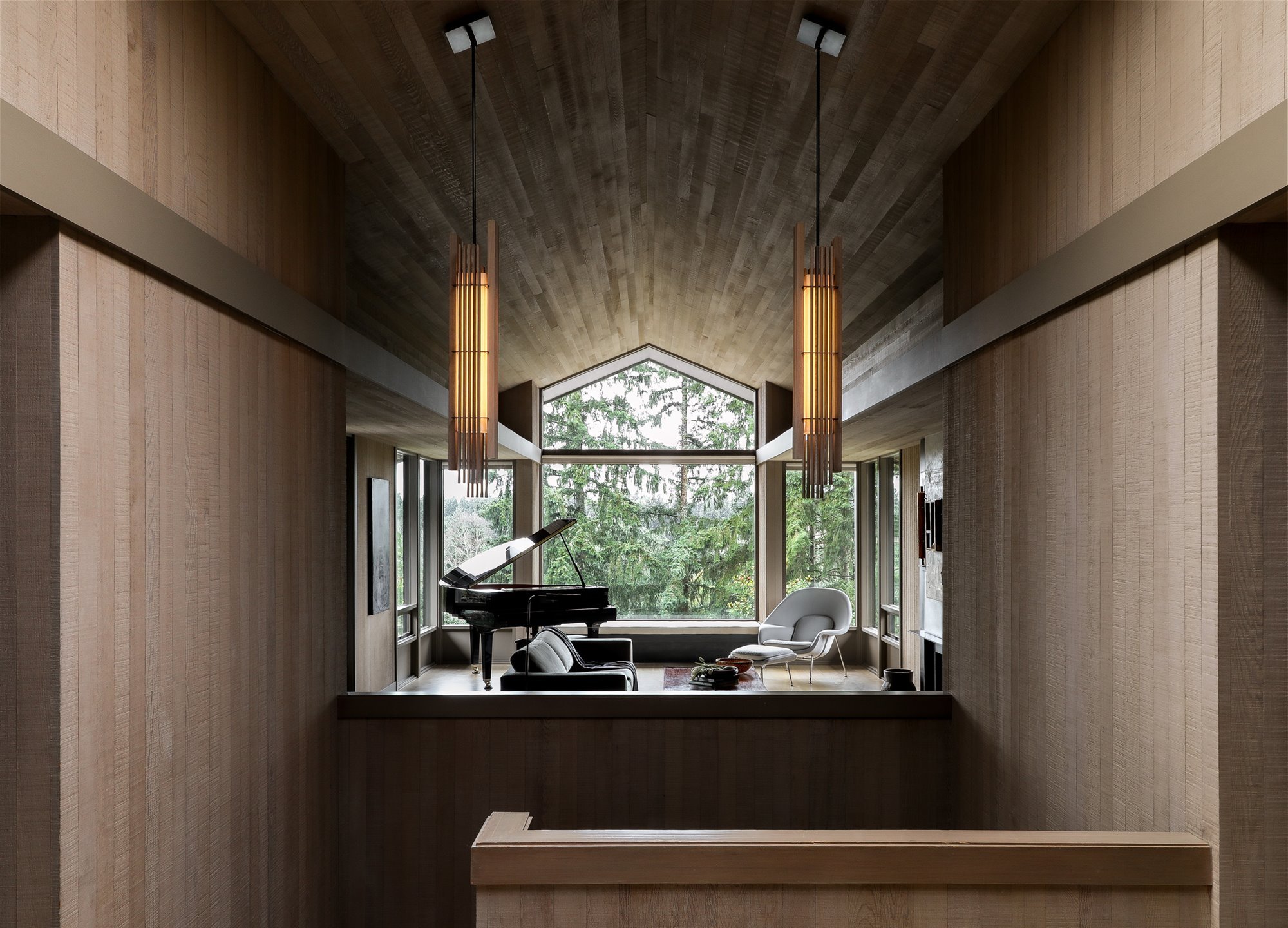 Casa moderna de madera con techo a dos aguas salon