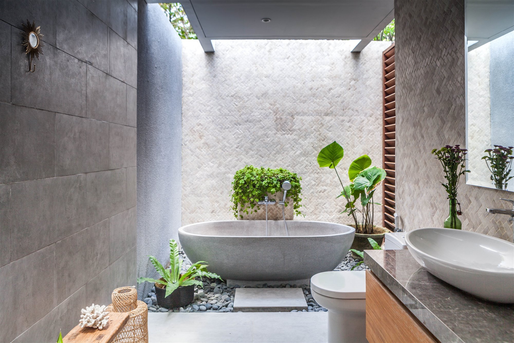 Casa moderna en Bali con fachada de madera baño con bañera