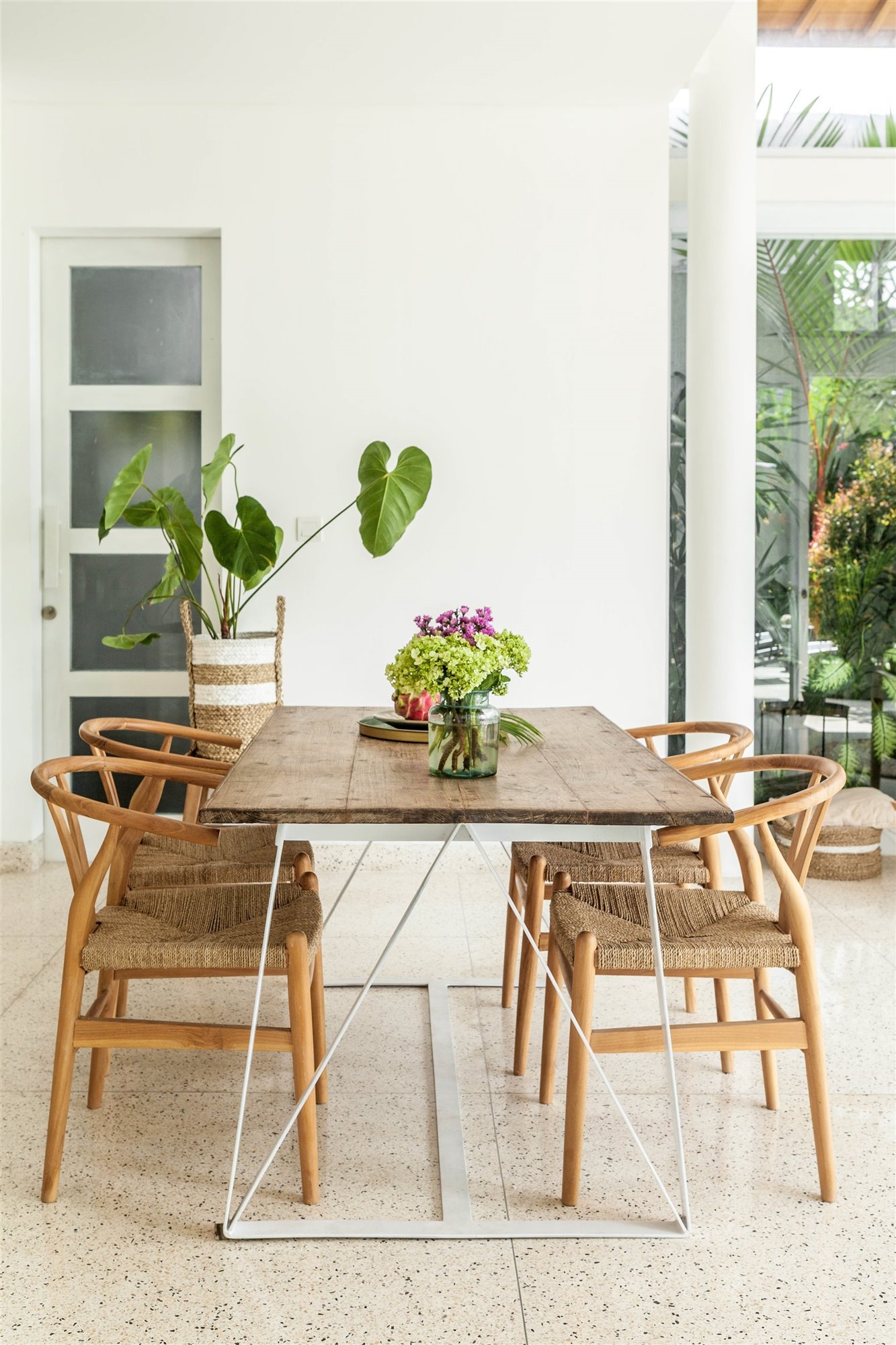 Casa moderna en Bali con fachada de madera comedor