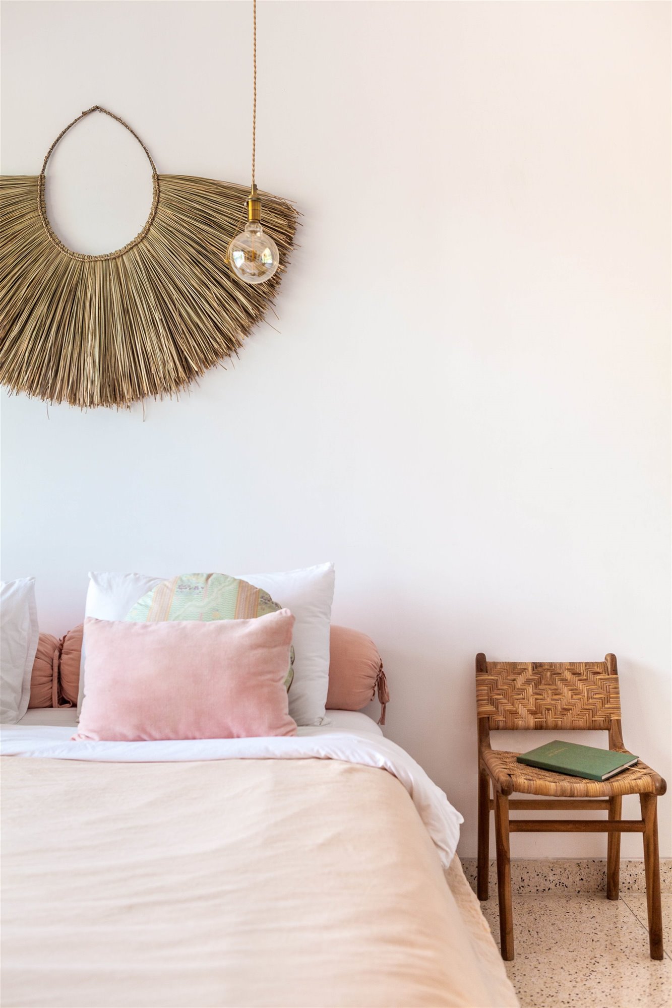 Casa moderna en Bali con fachada de madera dormitorio
