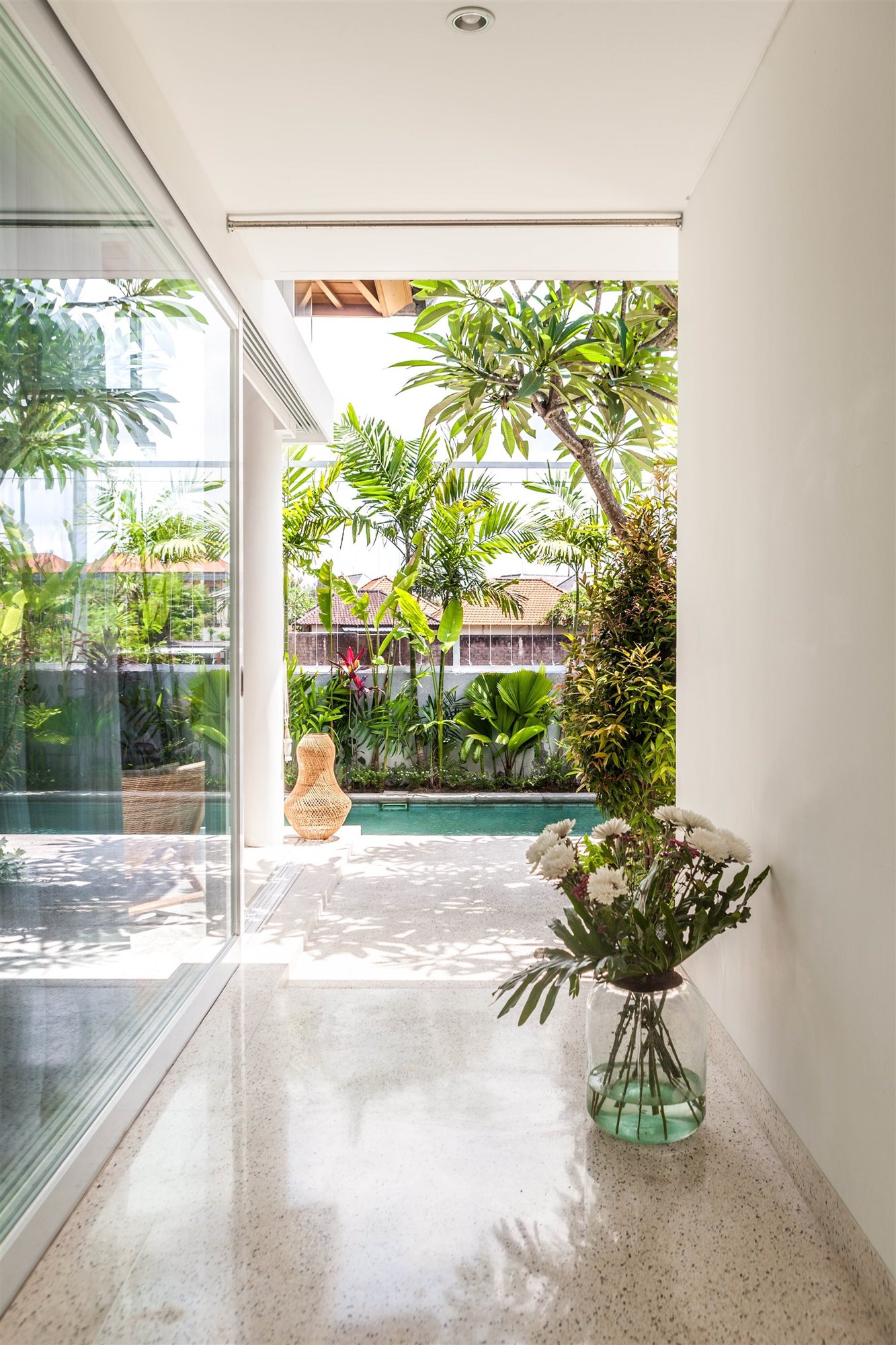 Casa moderna en Bali con fachada de madera entrada