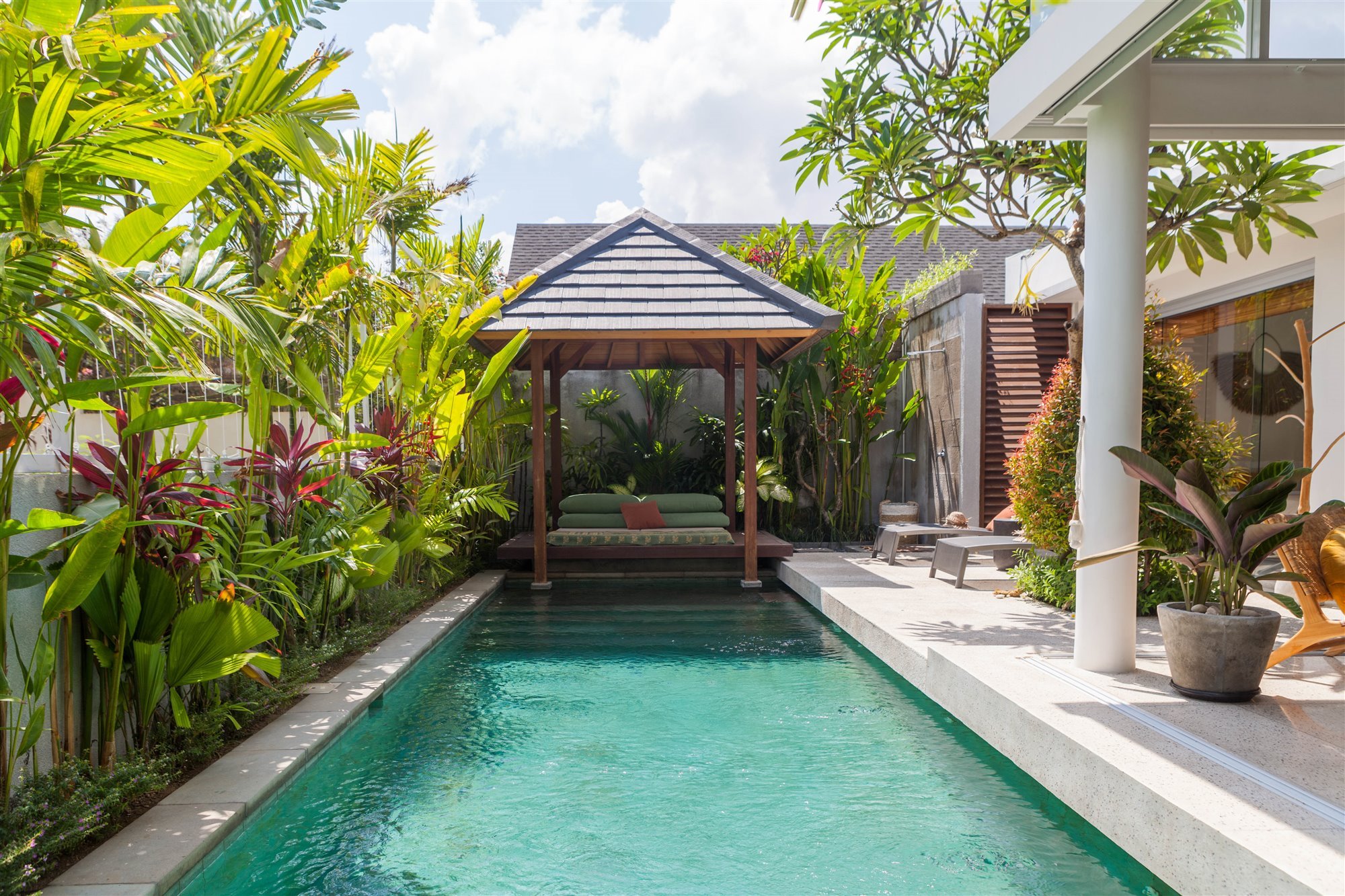 Casa moderna en Bali con fachada de madera piscina