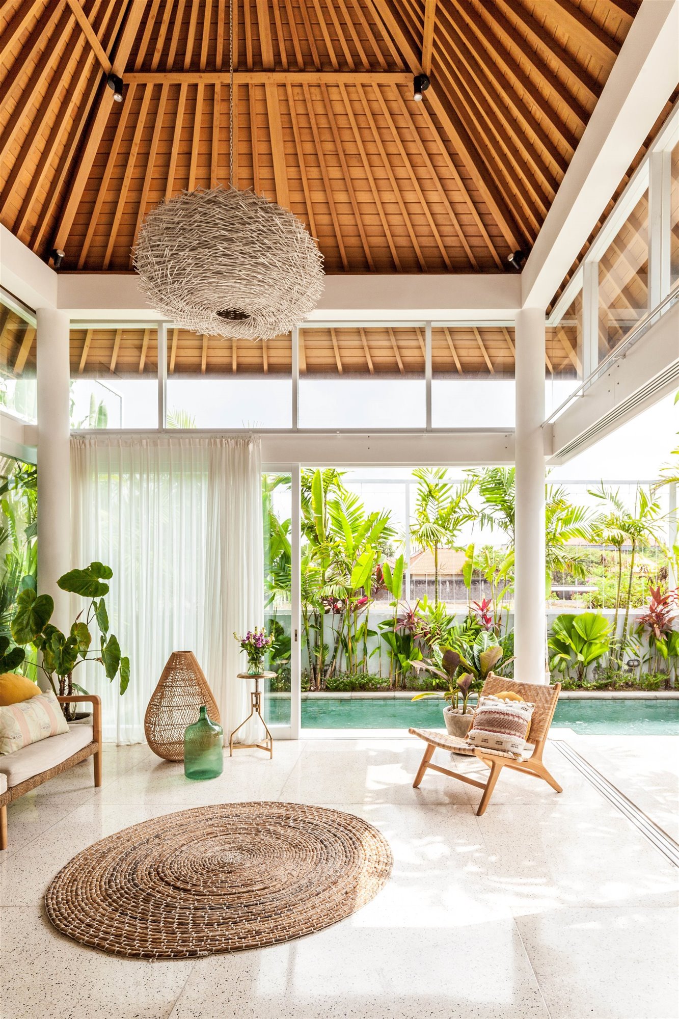 Casa moderna en Bali con fachada de madera salon abierto