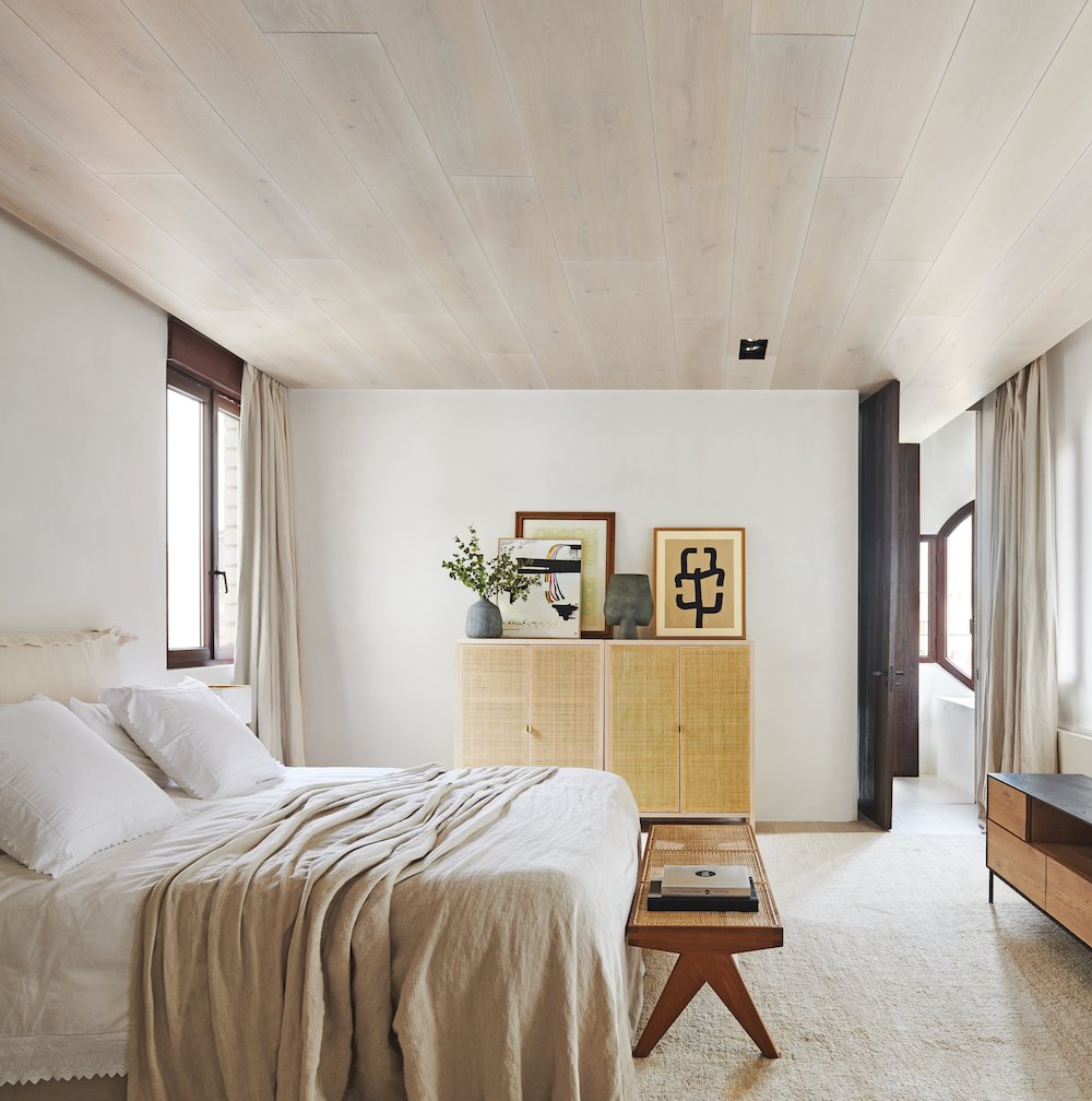 Dormitorio con cuadros sobre un mueble auxiliar. Conecta con influyentes