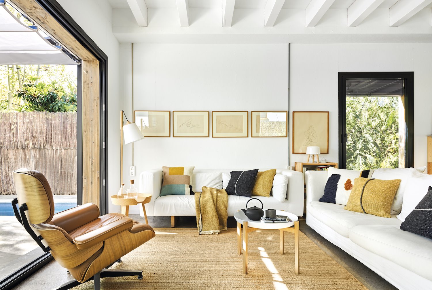 Sofa con alfombra de fibra natural. El sofá