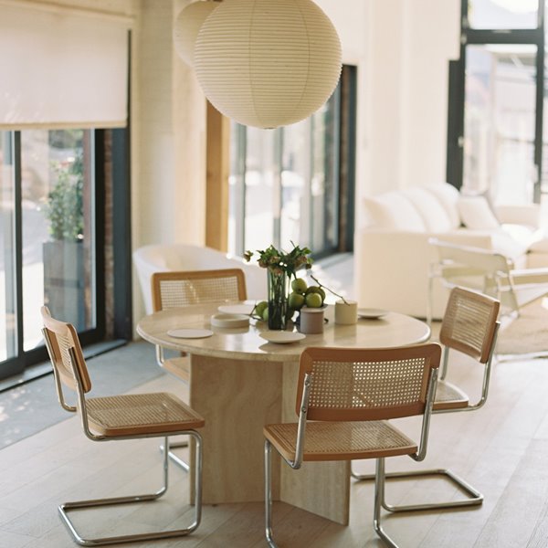 Estudio loft en Nueva York con decoracion de interiores en color beige comedor