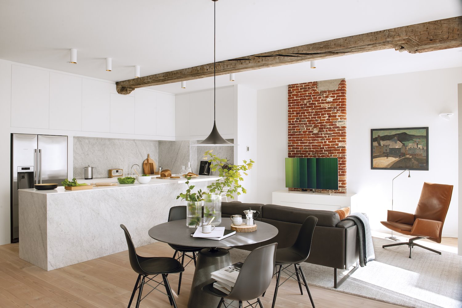 Salon comedor y cocina en un mismo espacio. La televisión