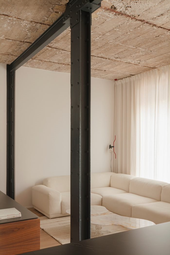 salón con viga casa valencia