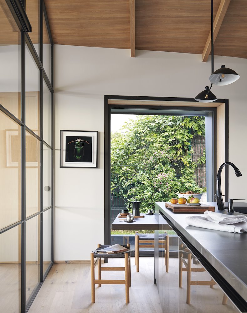 Cocina con cuadro en la pared. Ver y observar
