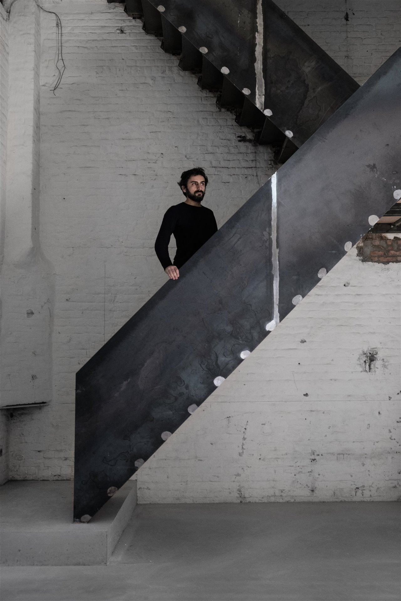 El diseñador de origen armenio Noro Khachatryan en la nueva galería de Bruselas.