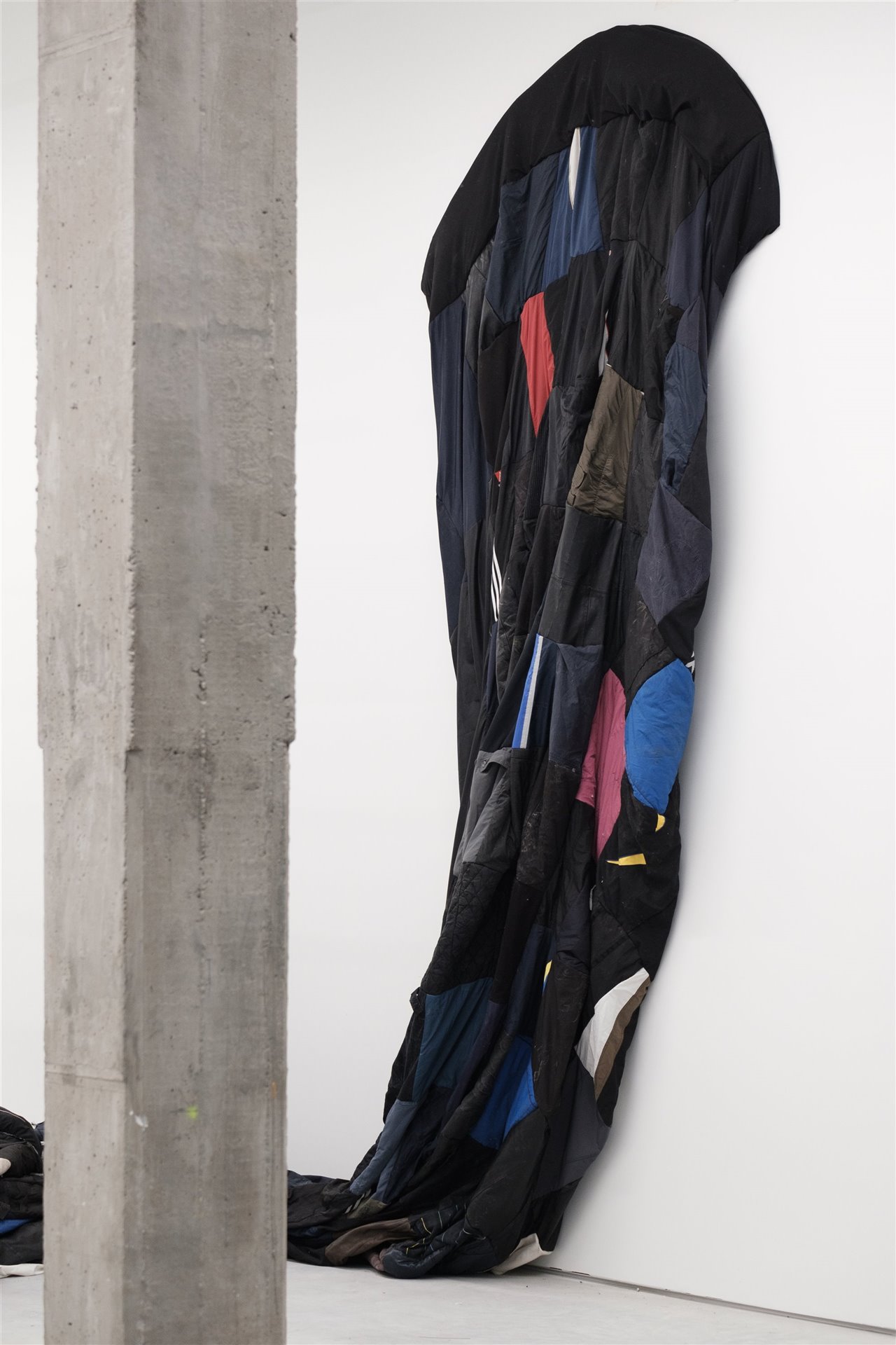 La planta principal de la galería de Harlan Levey se centra en el arte contemporáneo.